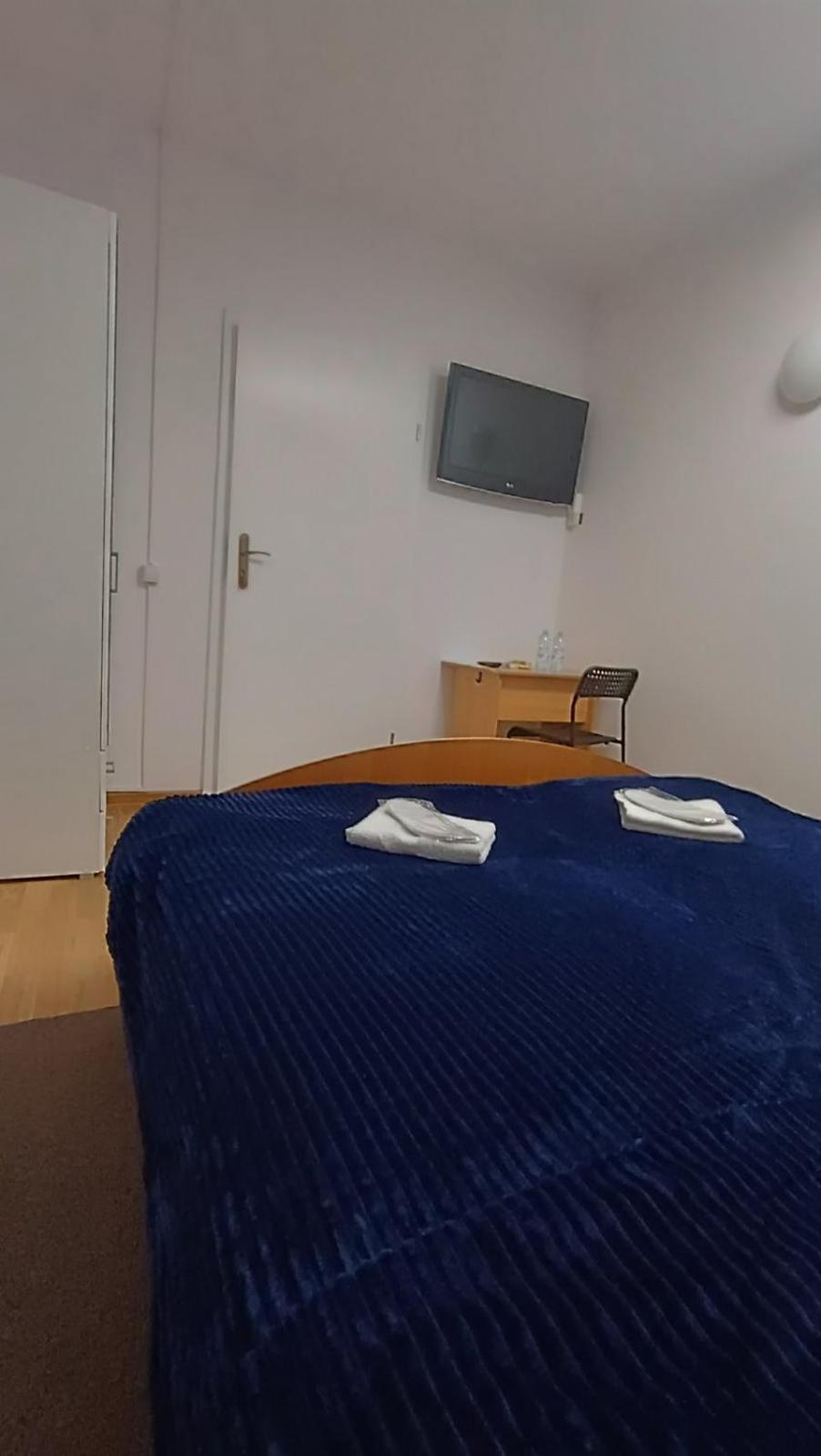 Saska Ochota Forest Guest House Warsawa Bagian luar foto